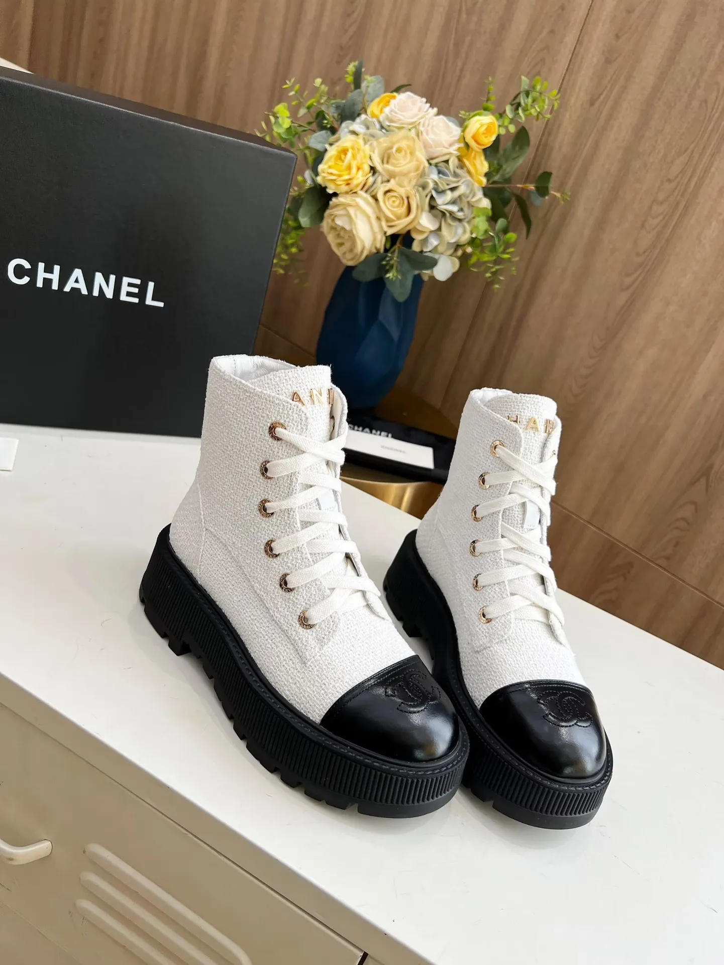 👟👟Ex-factory price 560👟👟 The original model of the new autumn and winter Chanel ankle boots✅ The strap design is super easy to put on and take off, the toe logo is electro-embroidered, the tongue is also a metal brand logo, fabric: special material, lining/foot pads: cow lining, ultra-light rubber non-slip and wear-resistant outsole, color: black, white, blue, code number: 34-41 (34, 41 need to be customized) Packaging: cloth bag card